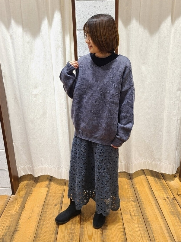 しかくい柄のVネックドルマンプルオーバー