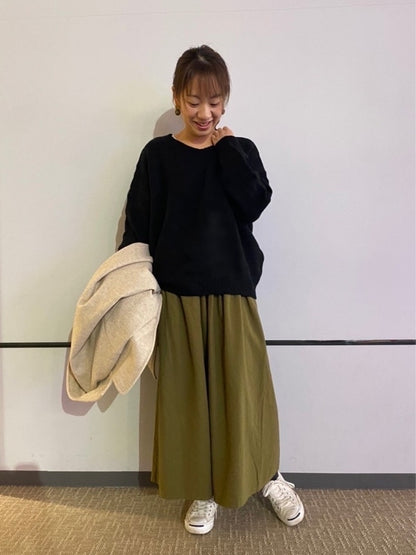 しかくい柄のVネックドルマンプルオーバー