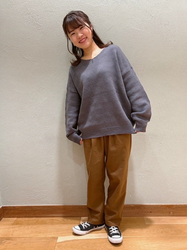 しかくい柄のVネックドルマンプルオーバー