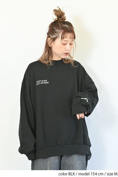 胸刺しゅう後ろプリントプルオーバー