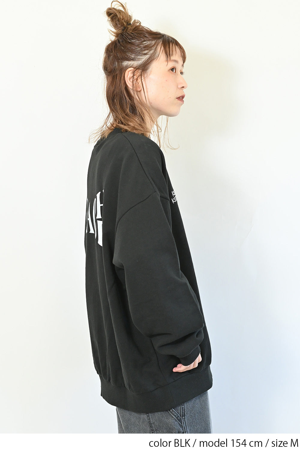 胸刺しゅう後ろプリントプルオーバー