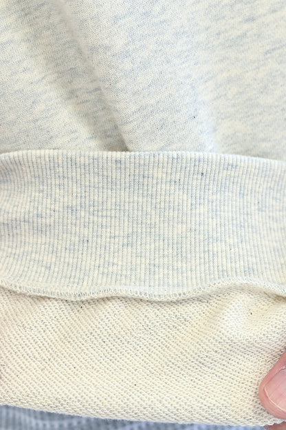 胸刺しゅう後ろプリントプルオーバー