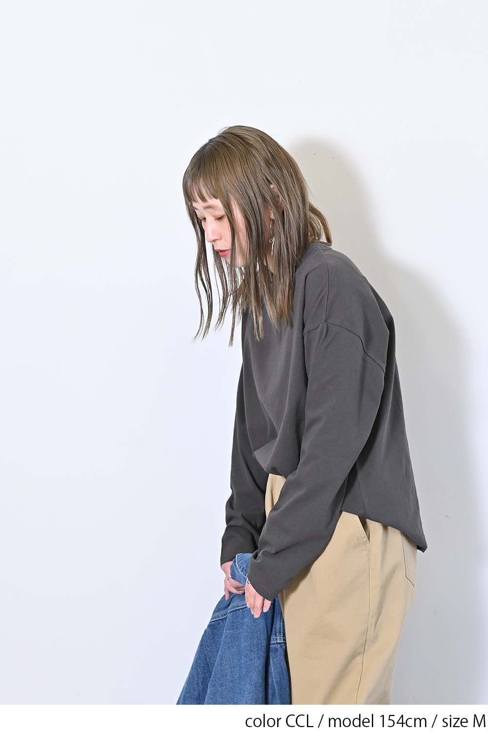 ワイドな無地ロンT