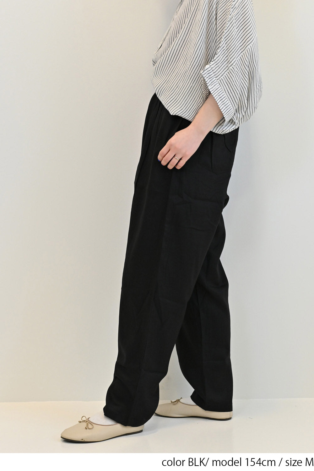 レーヨンタックテーパードパンツ