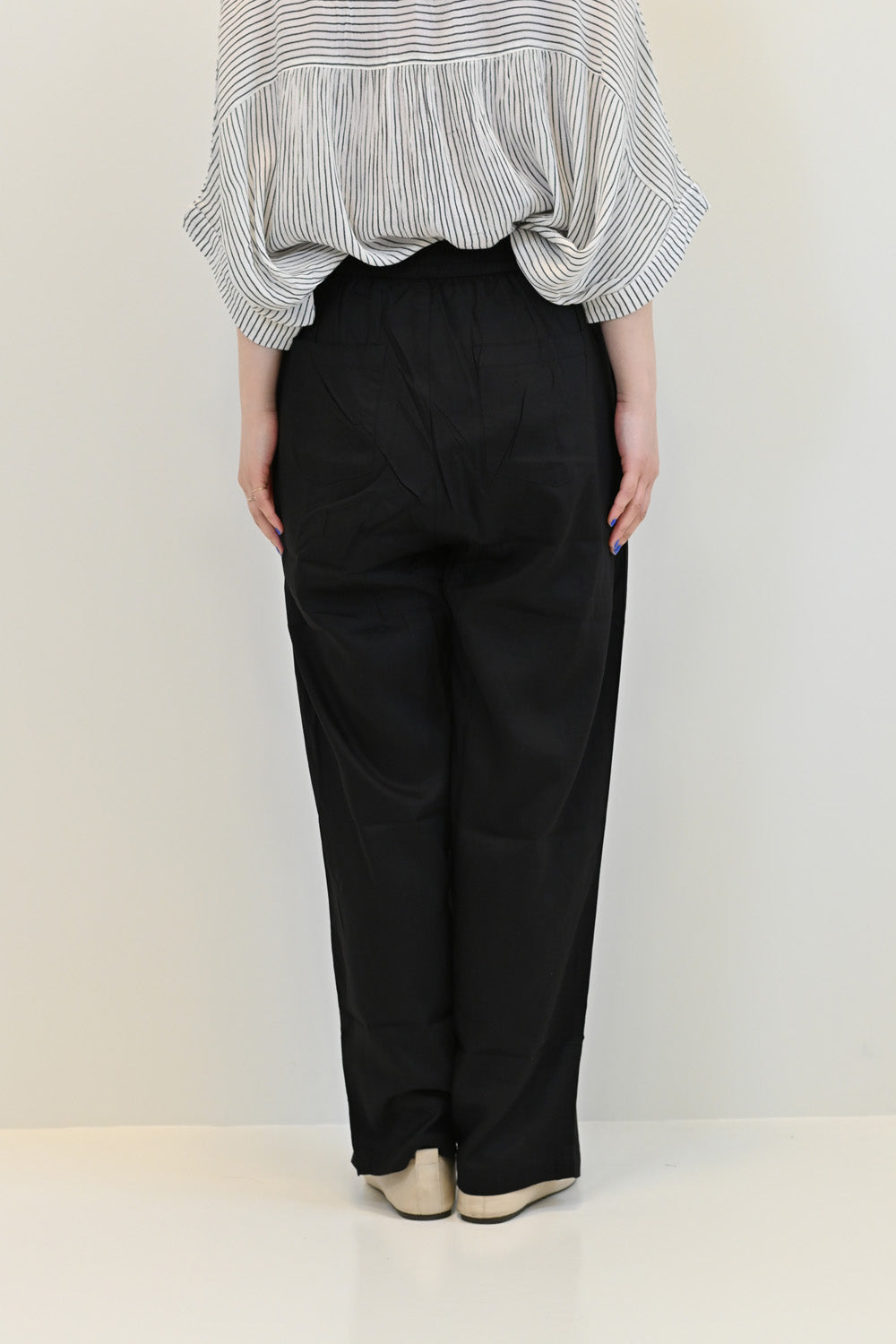 レーヨンタックテーパードパンツ