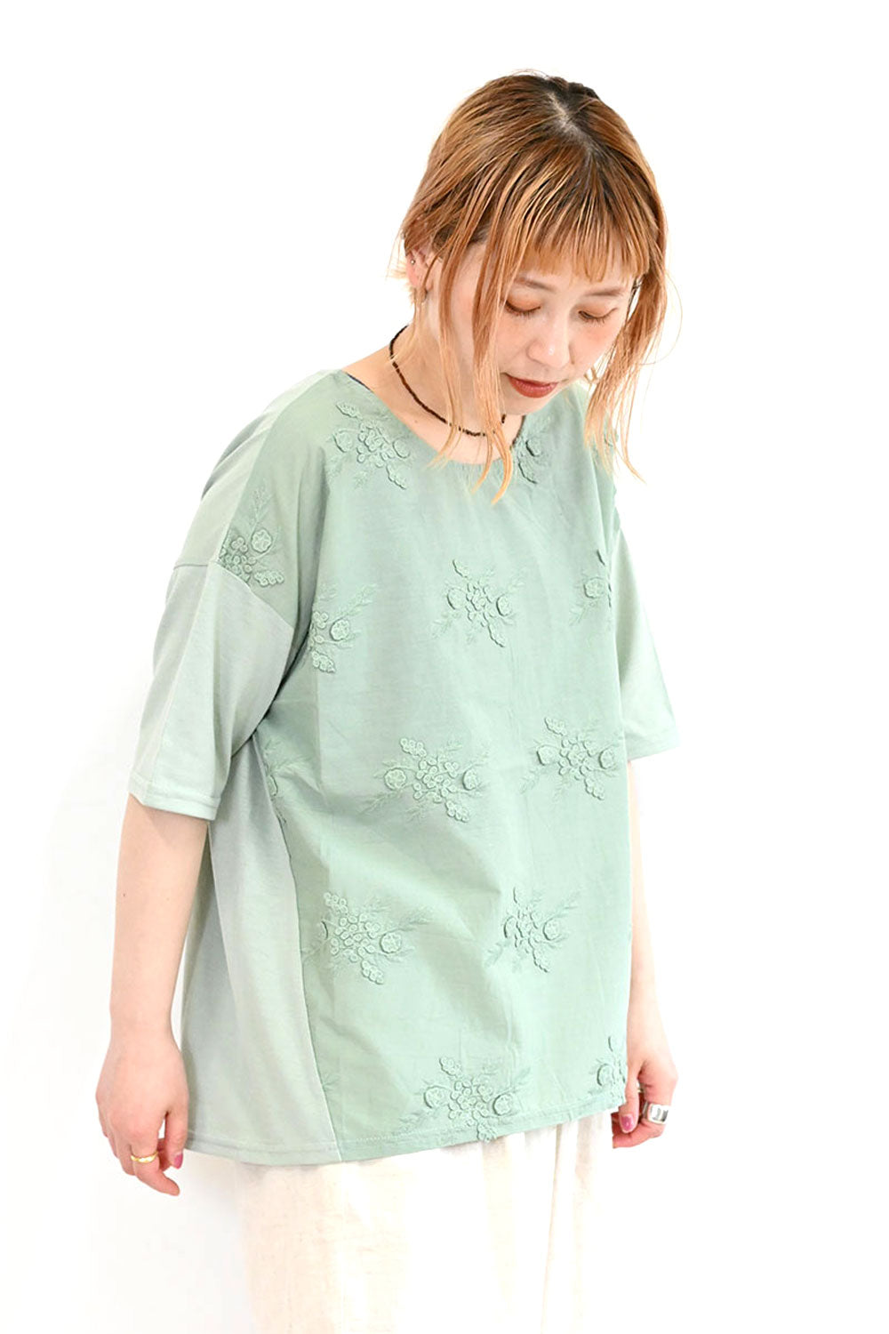 総刺繍プルオーバー
