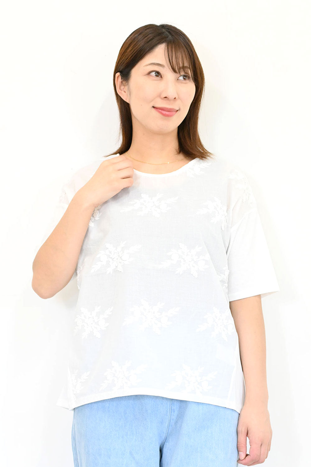 総刺繍プルオーバー