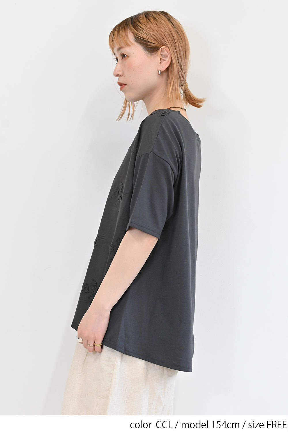 総刺繍プルオーバー
