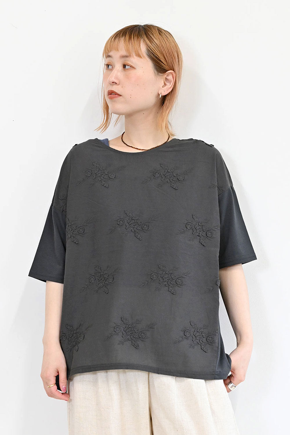 総刺繍プルオーバー