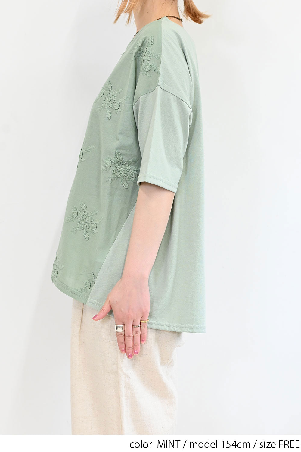 総刺繍プルオーバー