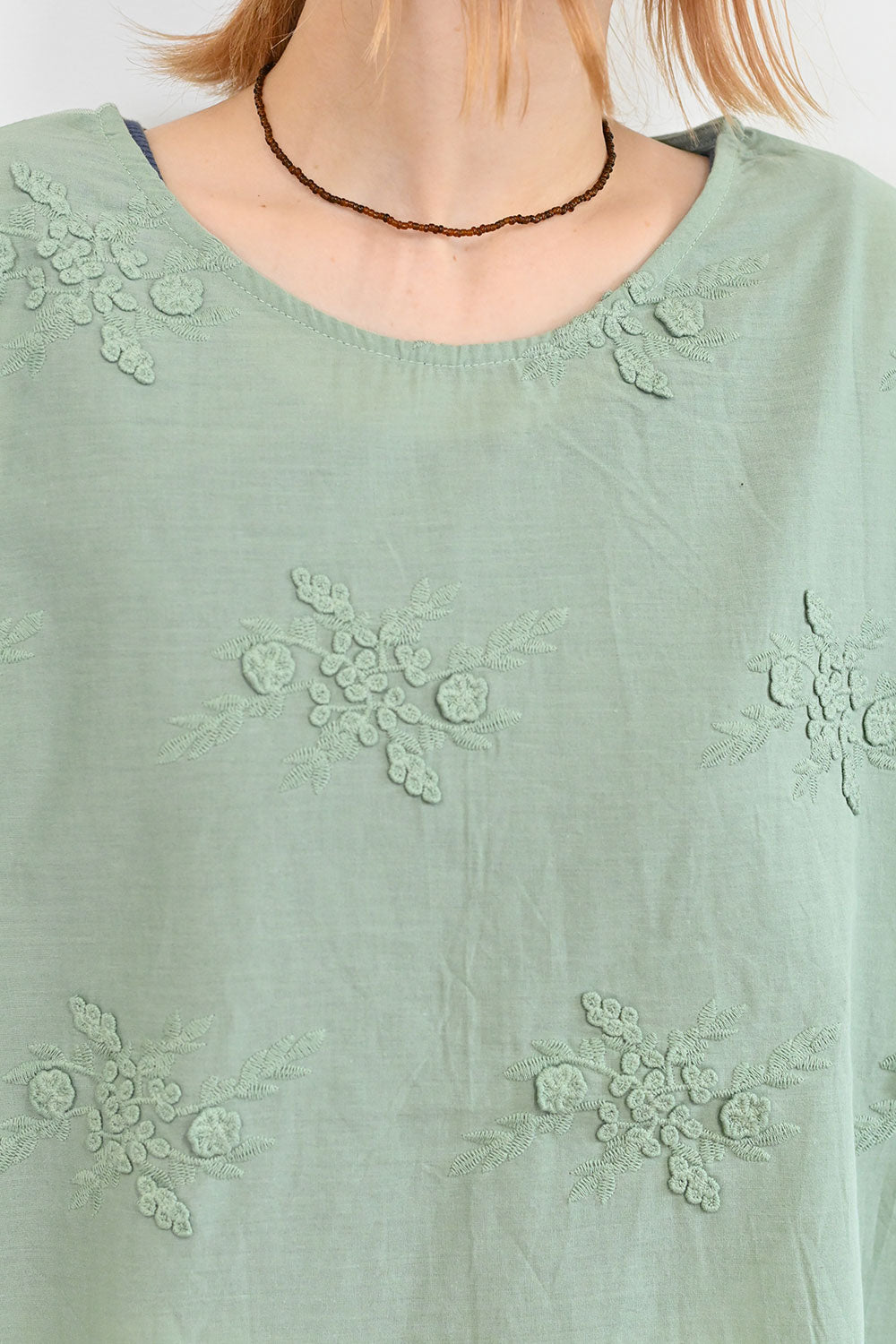 総刺繍プルオーバー