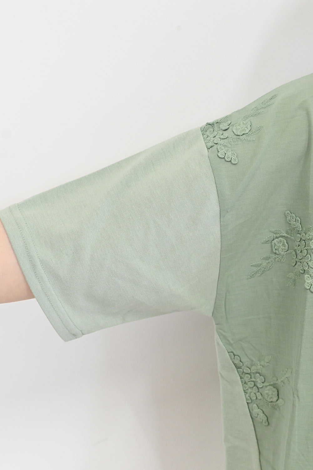 総刺繍プルオーバー