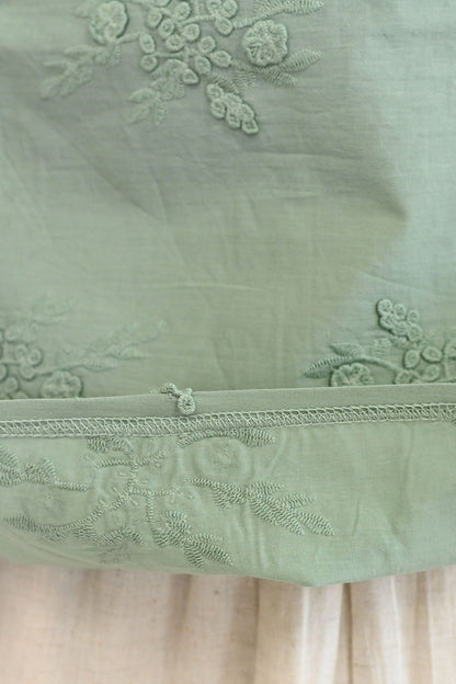 総刺繍プルオーバー