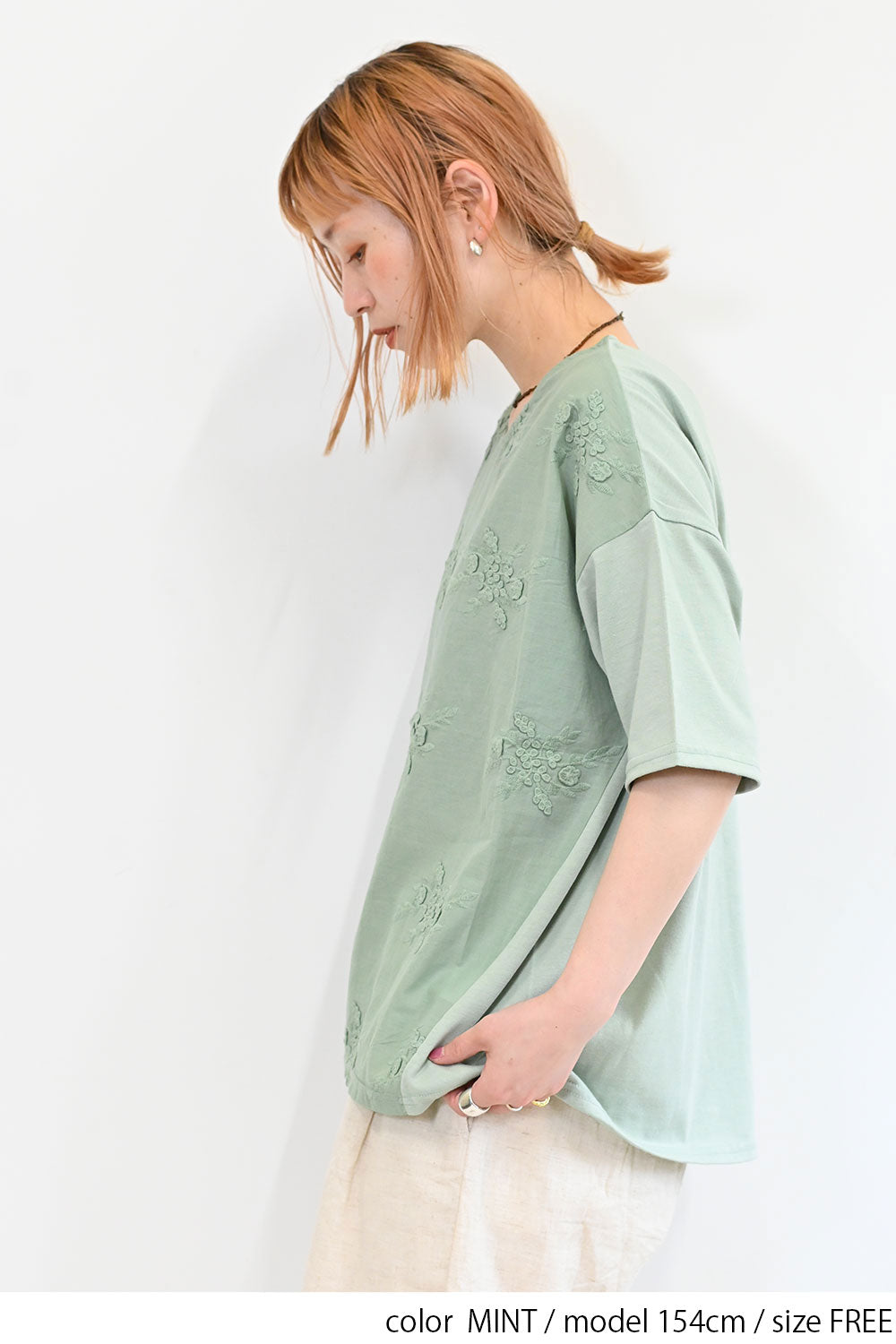 総刺繍プルオーバー