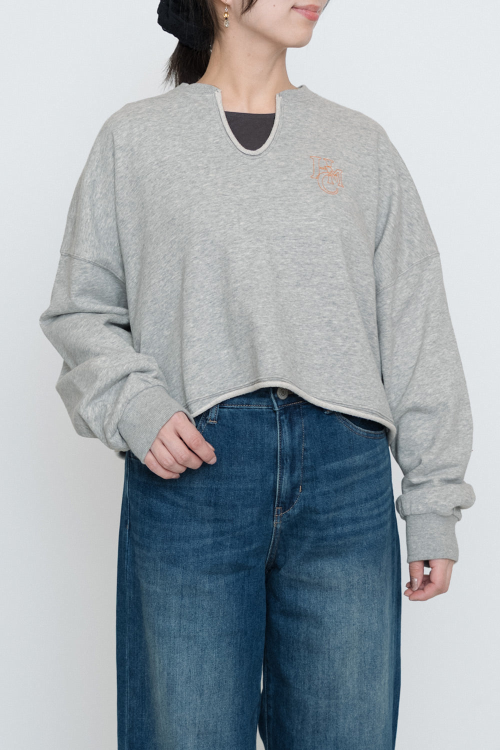 Vネックエンブレム刺繍プルオーバー