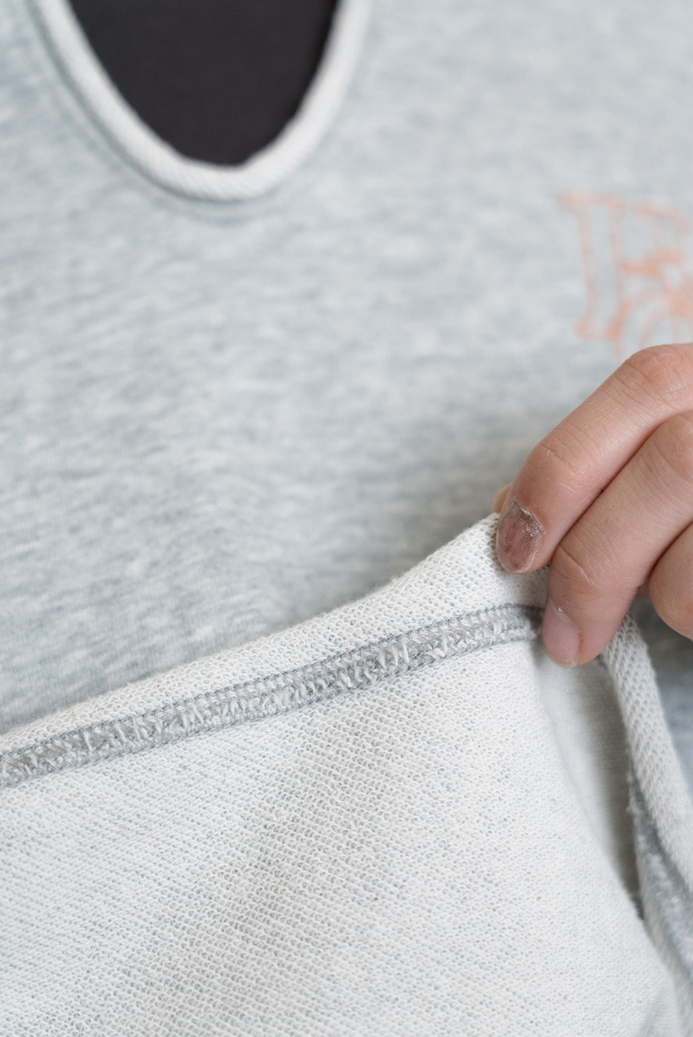 Vネックエンブレム刺繍プルオーバー