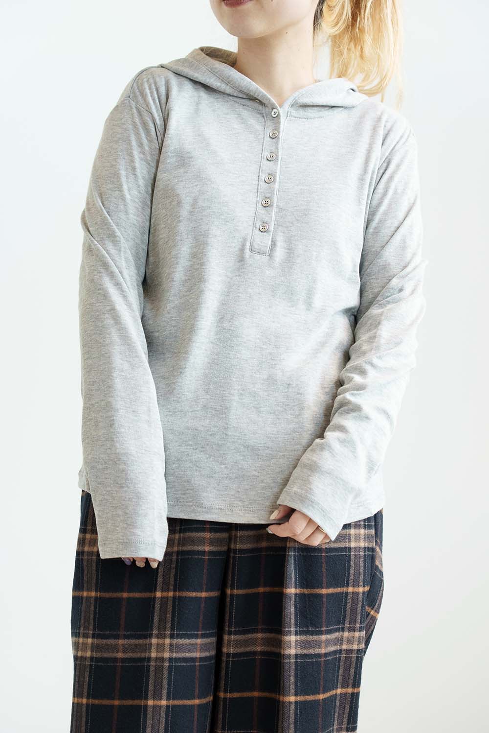 やわらかストレッチ長袖フーディー