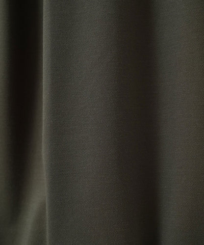 カーキ