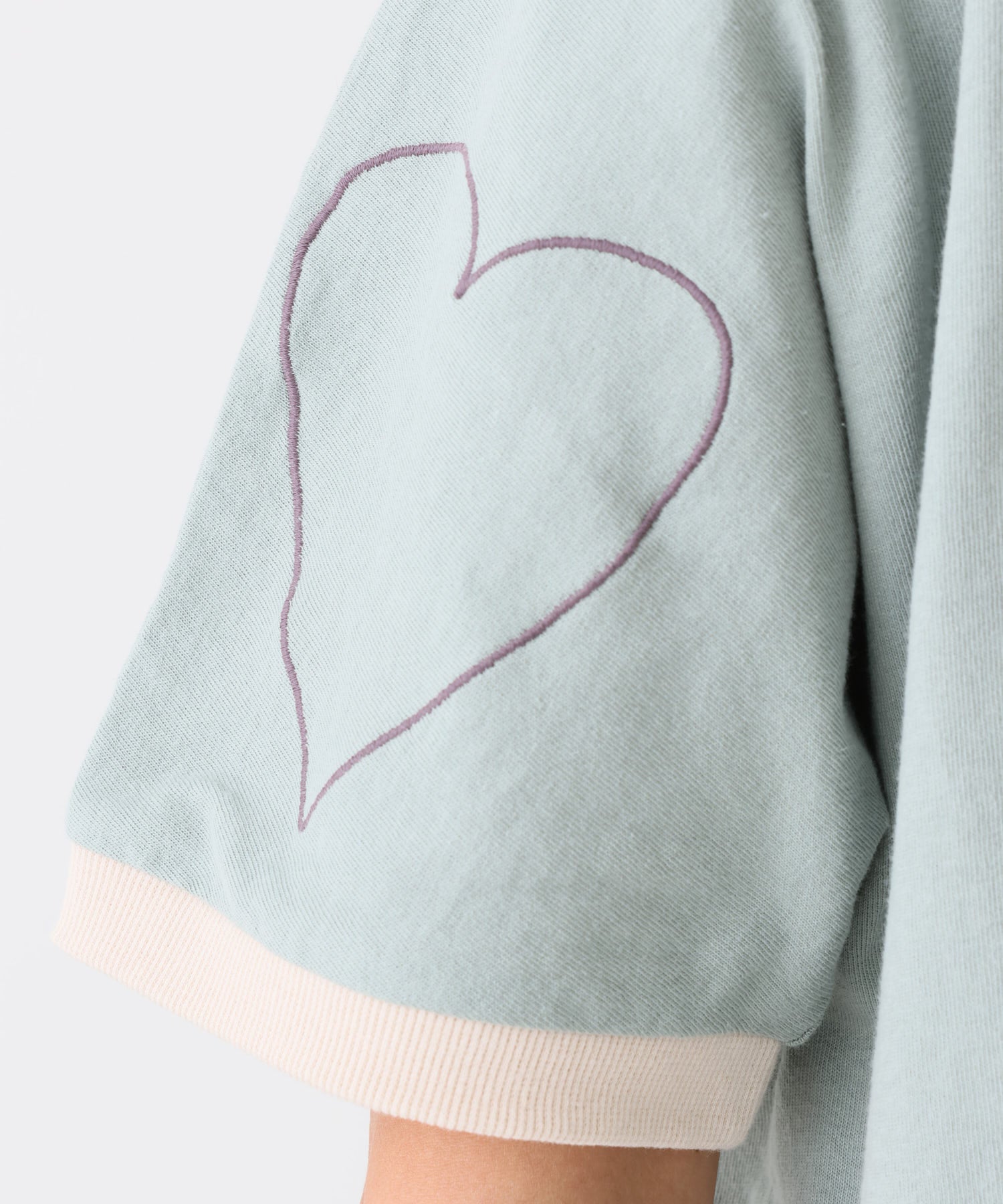 《8/4発売》ハート袖刺繍BIG T