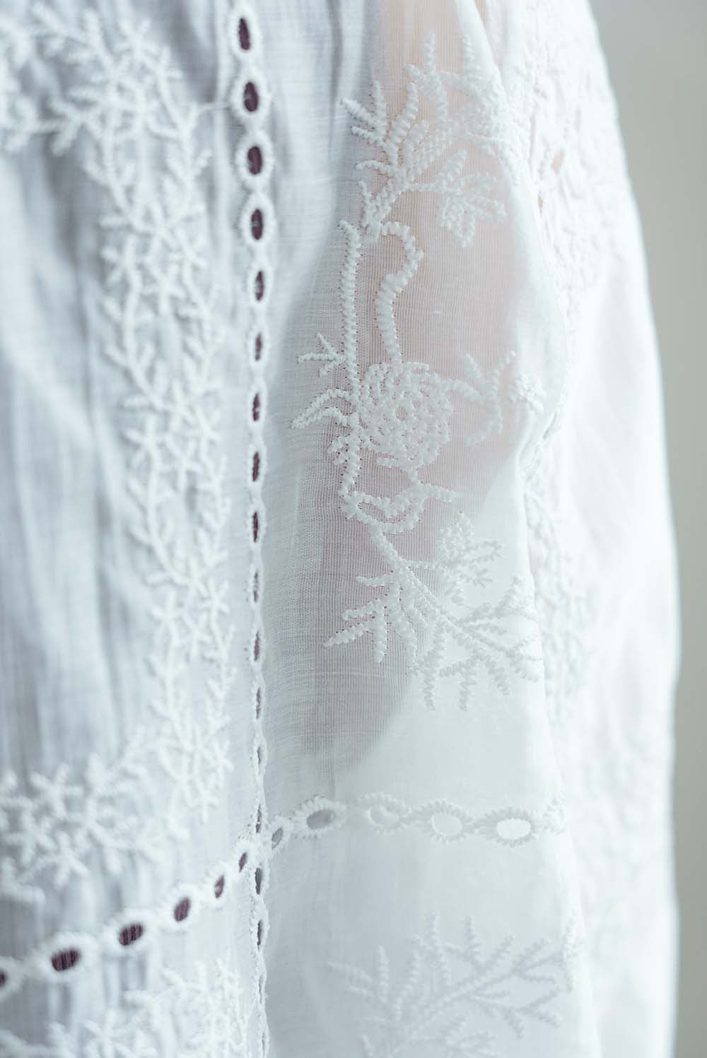 パッチワーク風総刺繍シャツジャケット