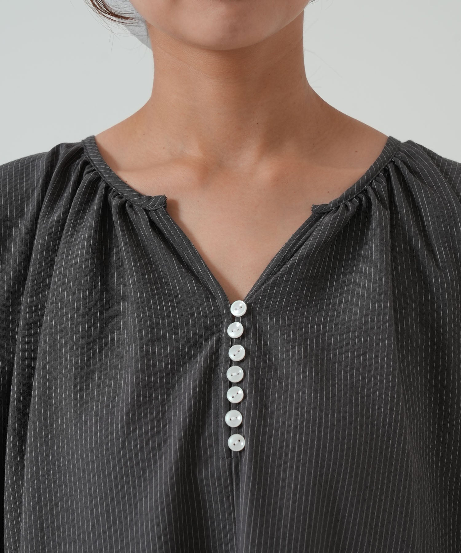 ★《Scheduled to arrive April 28》Multi-button gathered dress