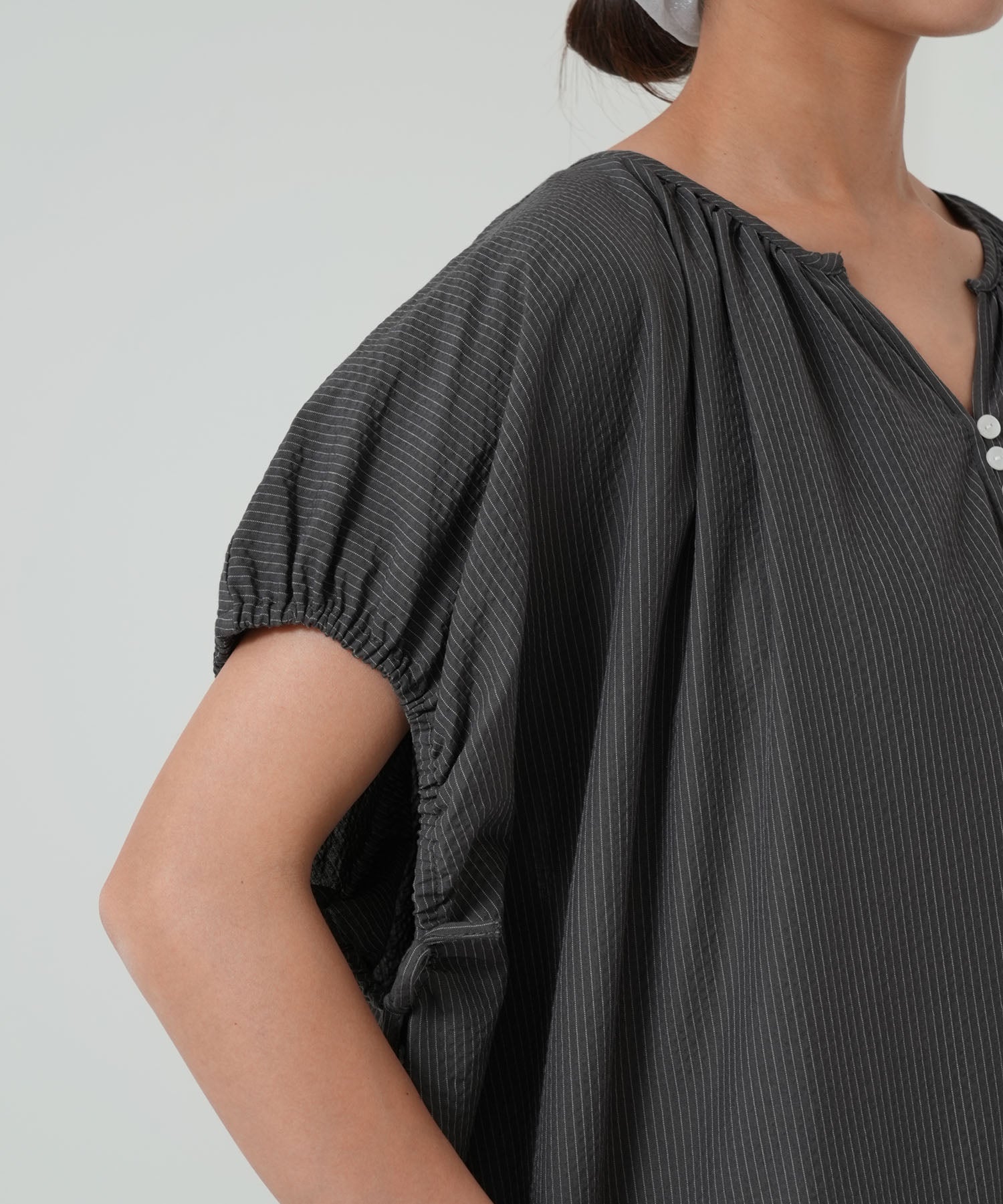 ★《Scheduled to arrive April 28》Multi-button gathered dress