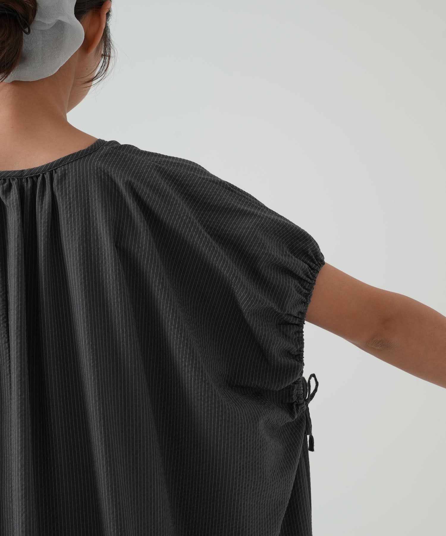 ★《Scheduled to arrive April 28》Multi-button gathered dress