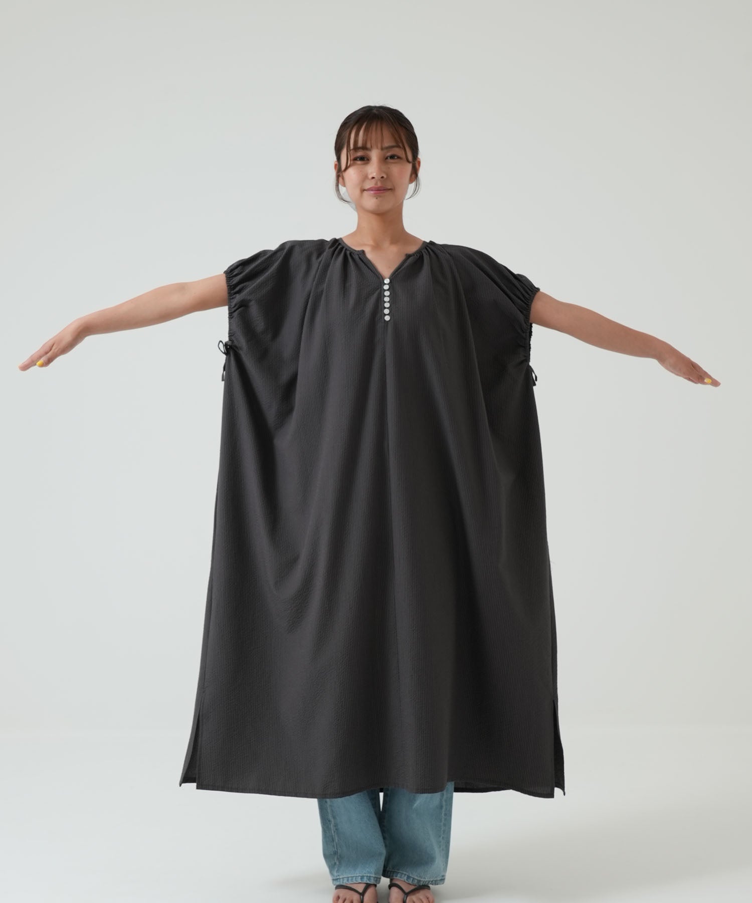 ★《Scheduled to arrive April 28》Multi-button gathered dress