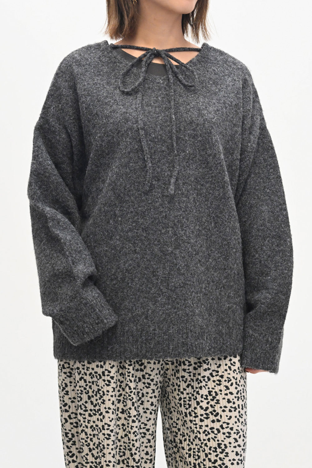 チョーカー付きプルオーバー