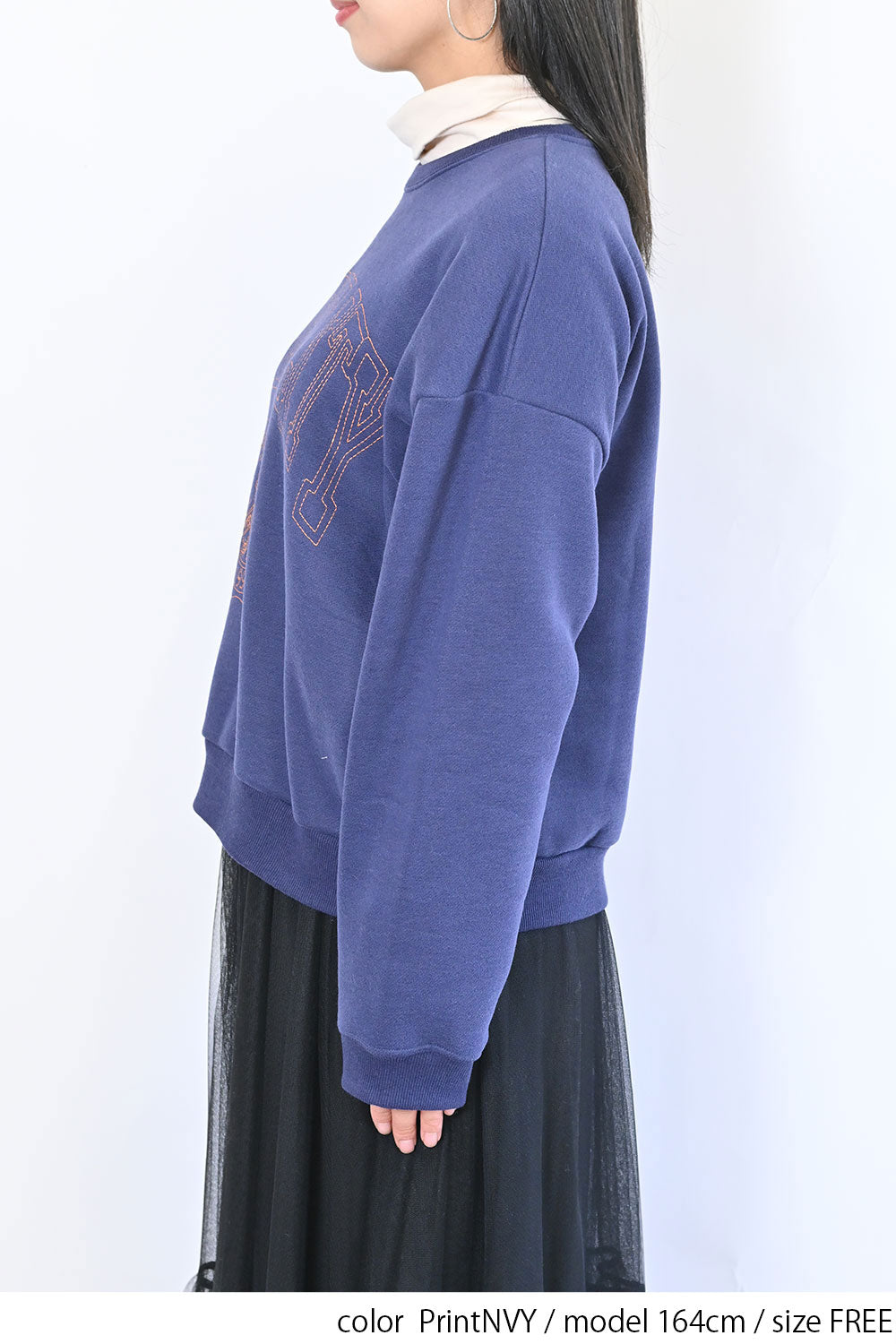 AFFABILITYカレッジ刺繍プルオーバー