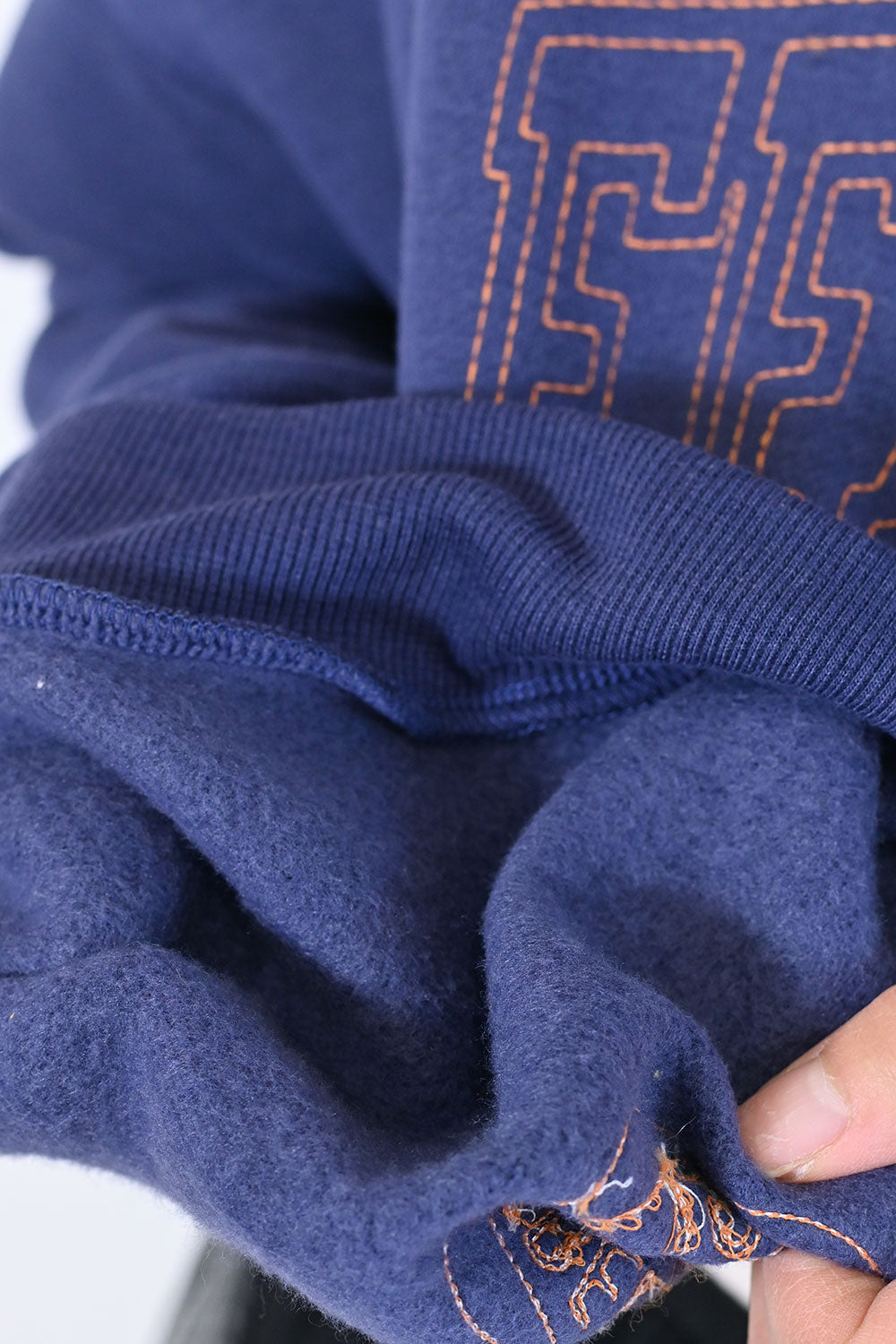 AFFABILITYカレッジ刺繍プルオーバー