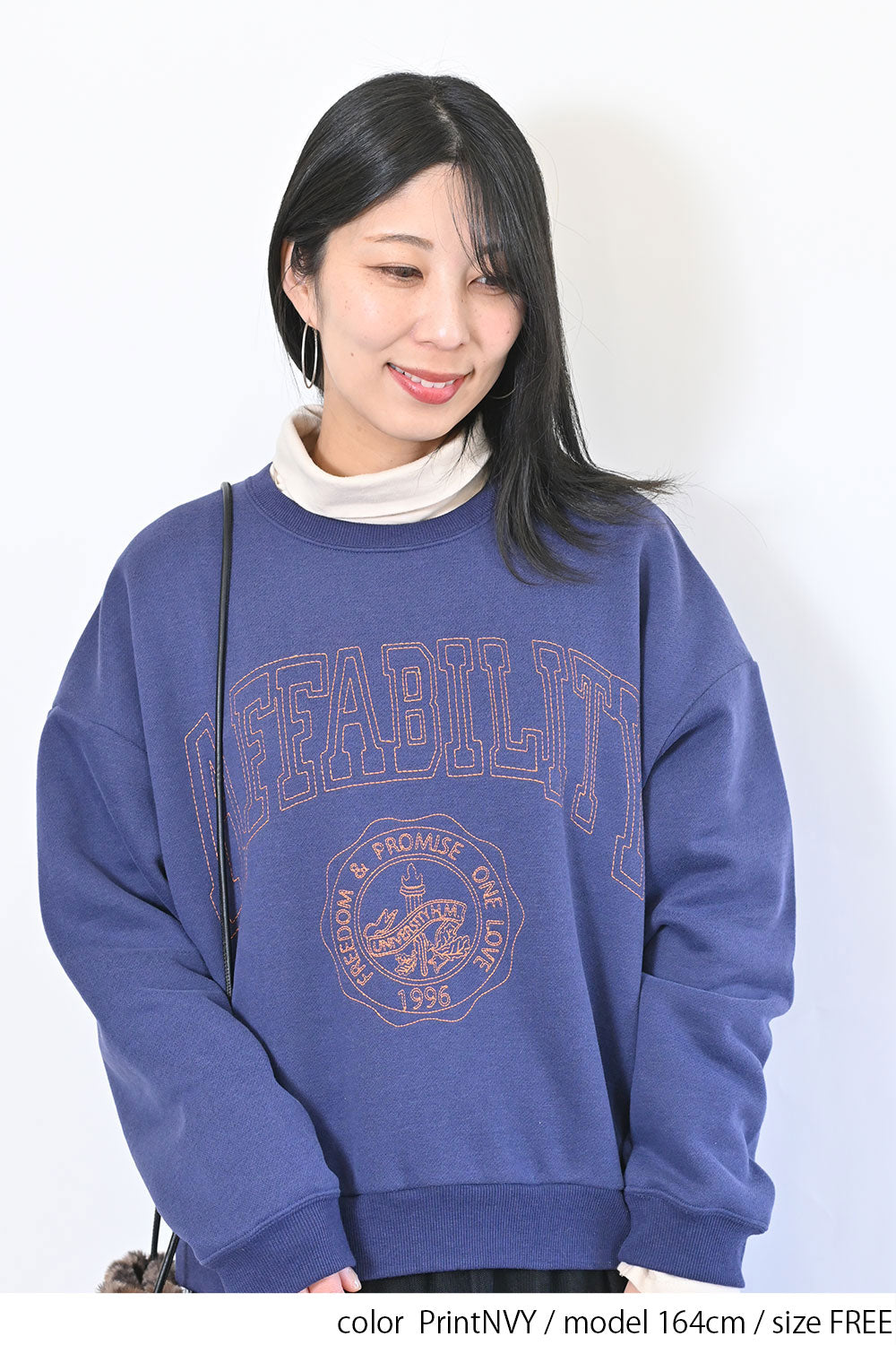 AFFABILITYカレッジ刺繍プルオーバー