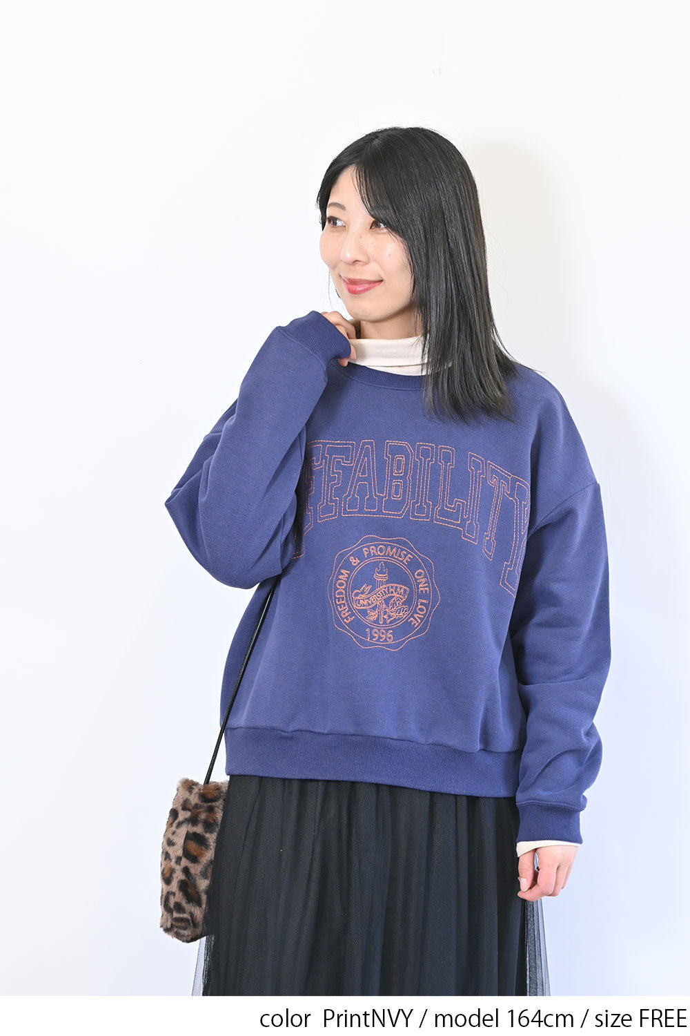 AFFABILITYカレッジ刺繍プルオーバー