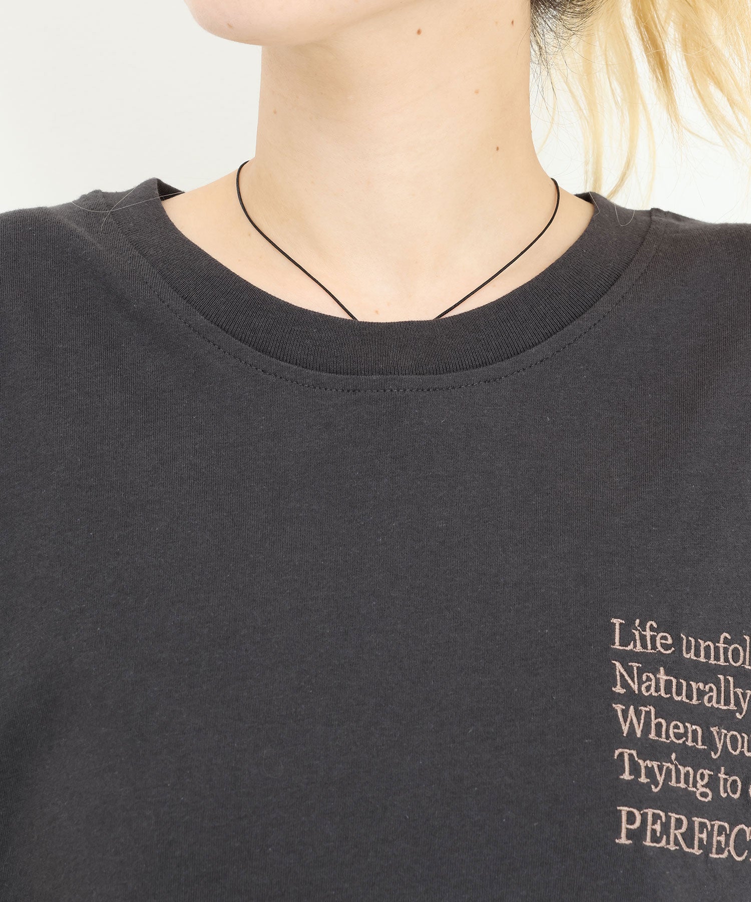 《7月15日発売》ロゴ刺繍Tee