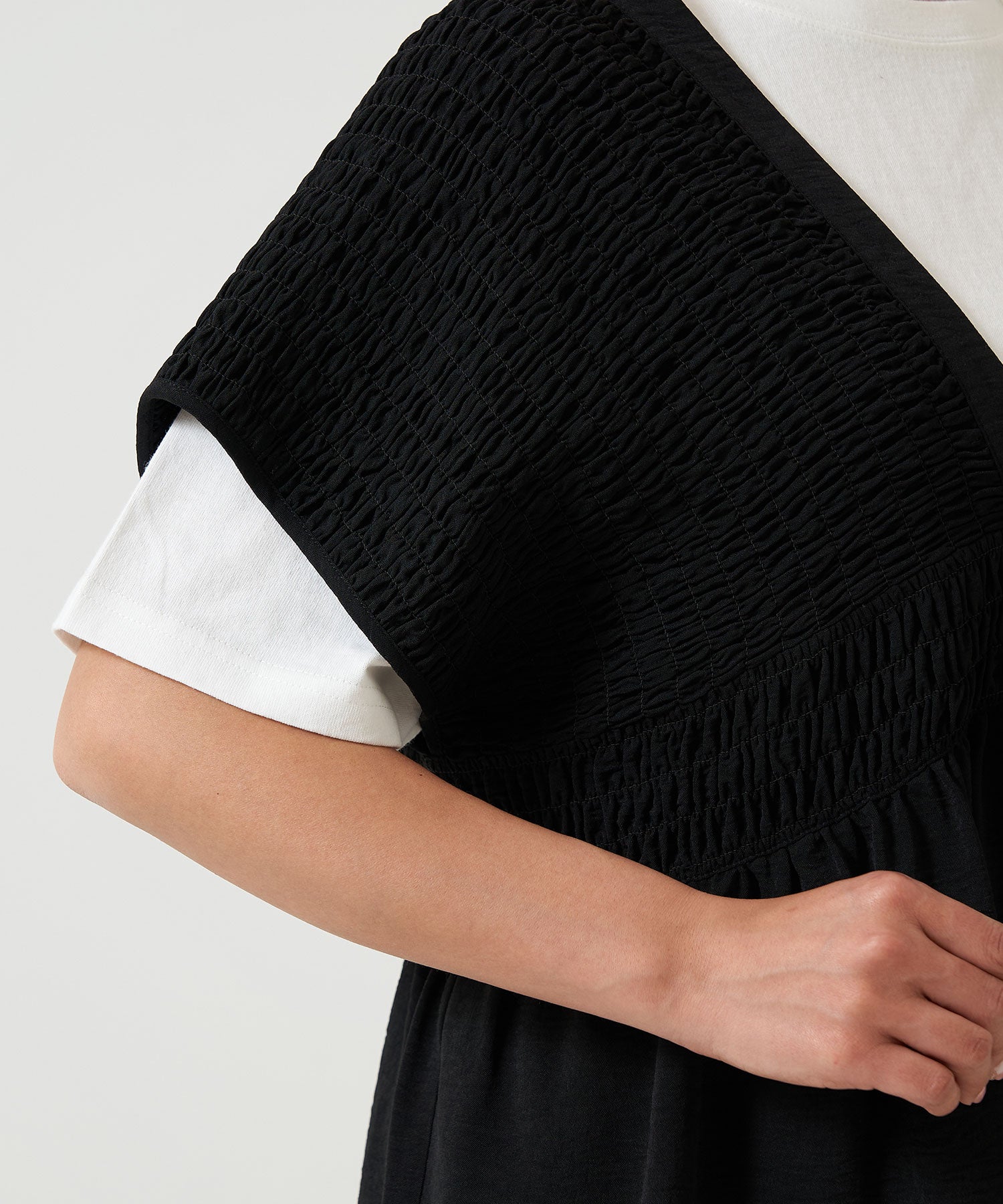 《Coming soon》Shirred V-neck vest