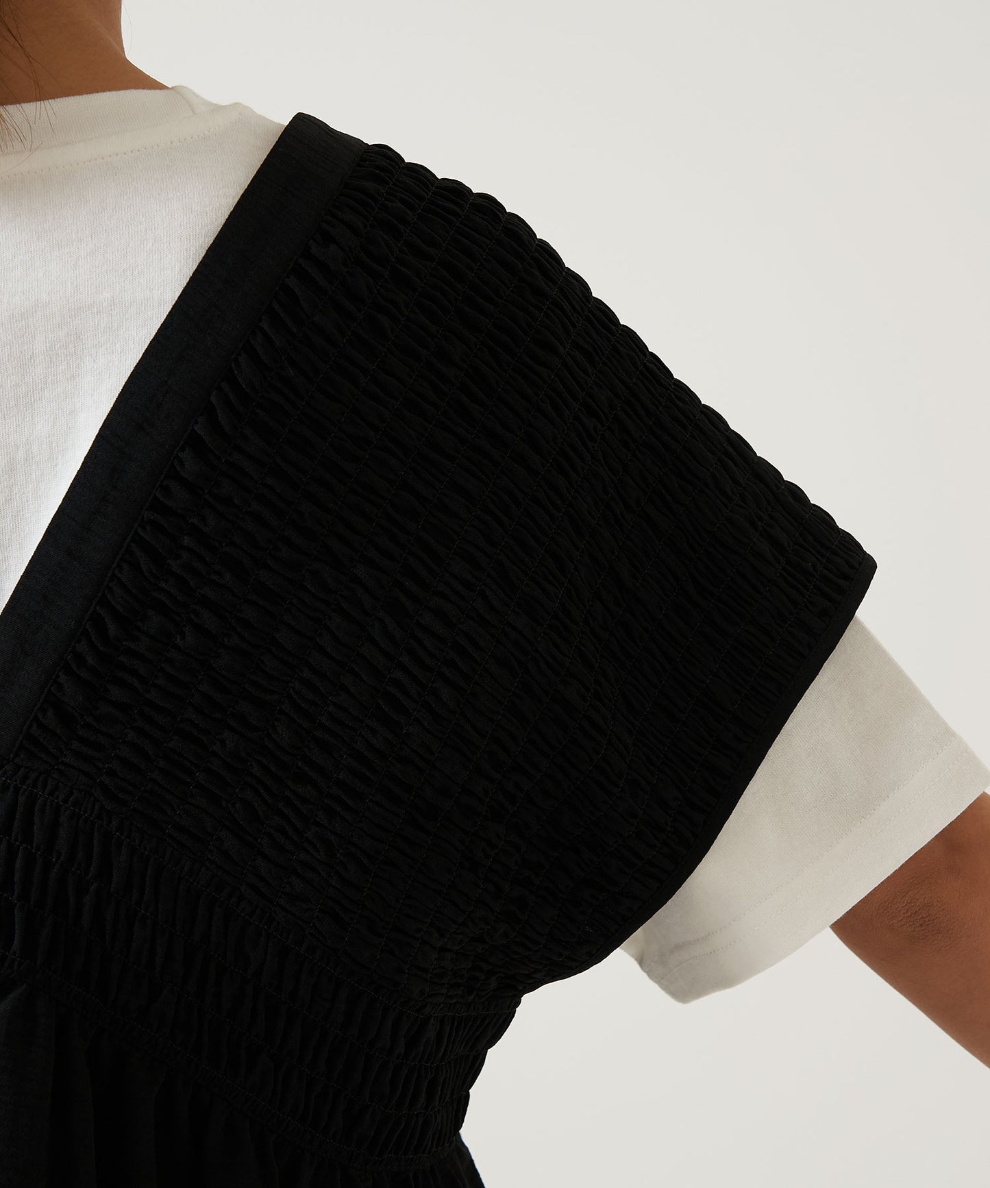 《Coming soon》Shirred V-neck vest