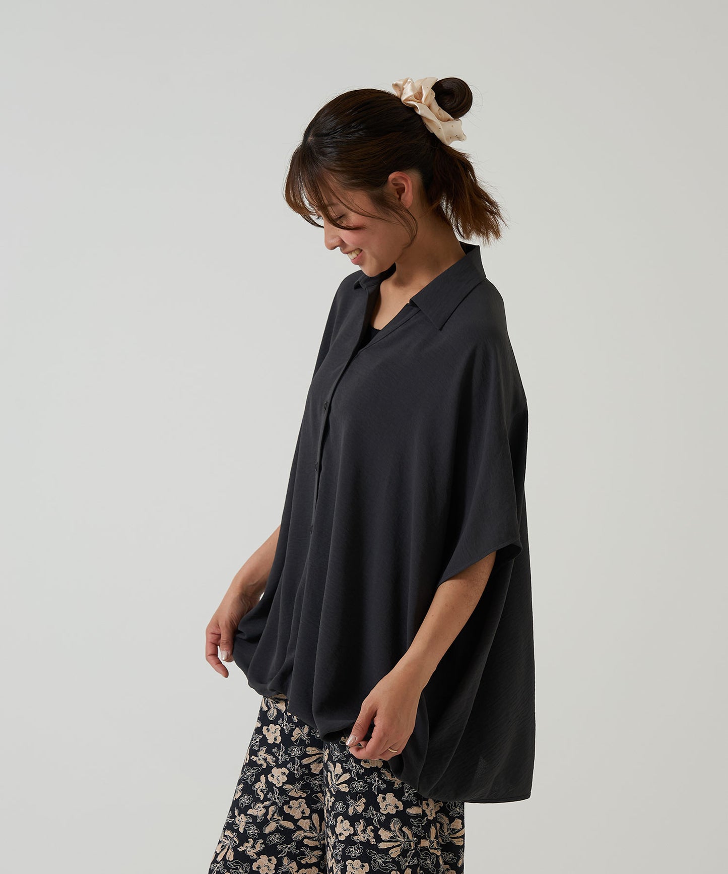 《Coming soon》Textured satin hem tuck front-open tunic
