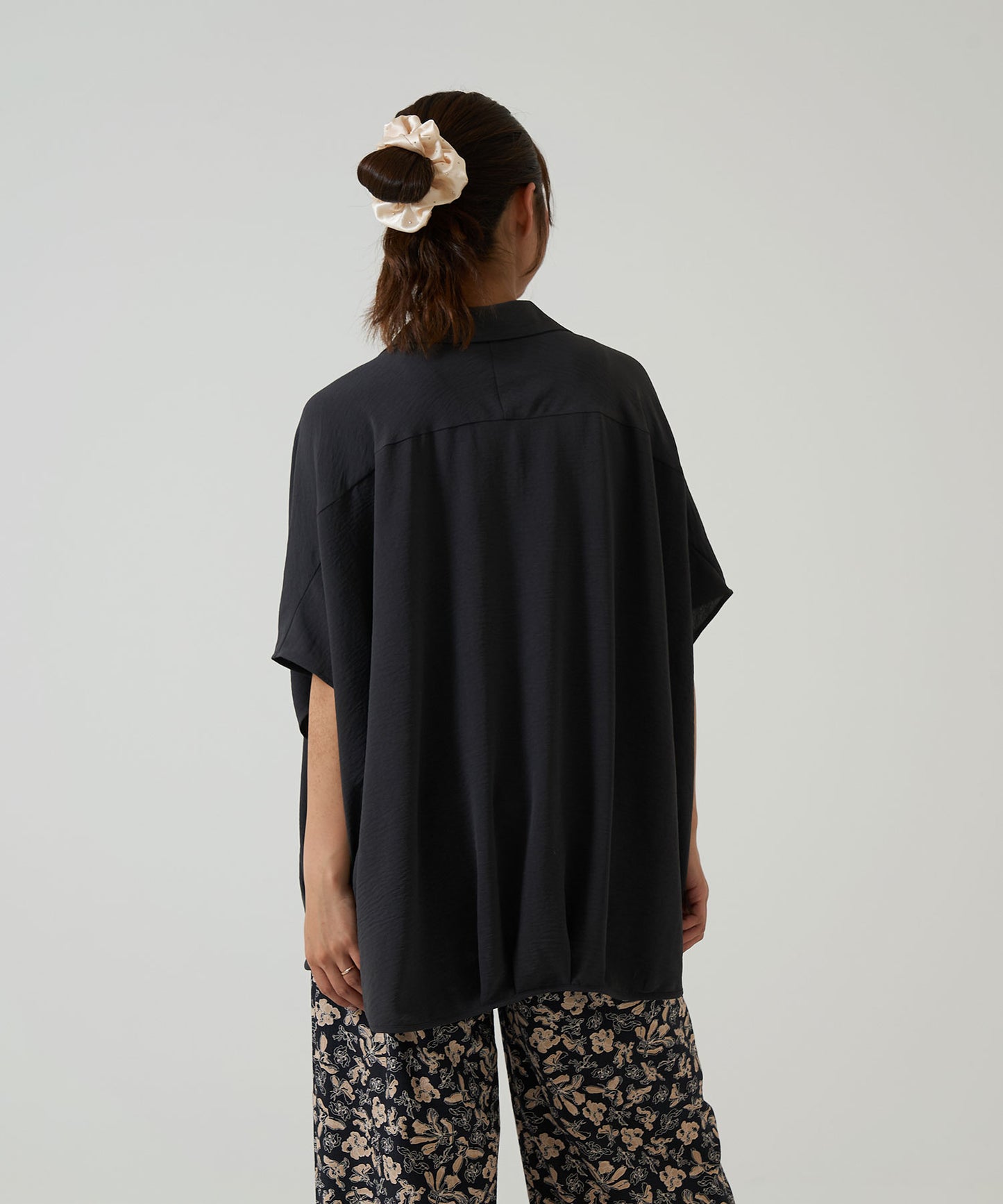 《Coming soon》Textured satin hem tuck front-open tunic