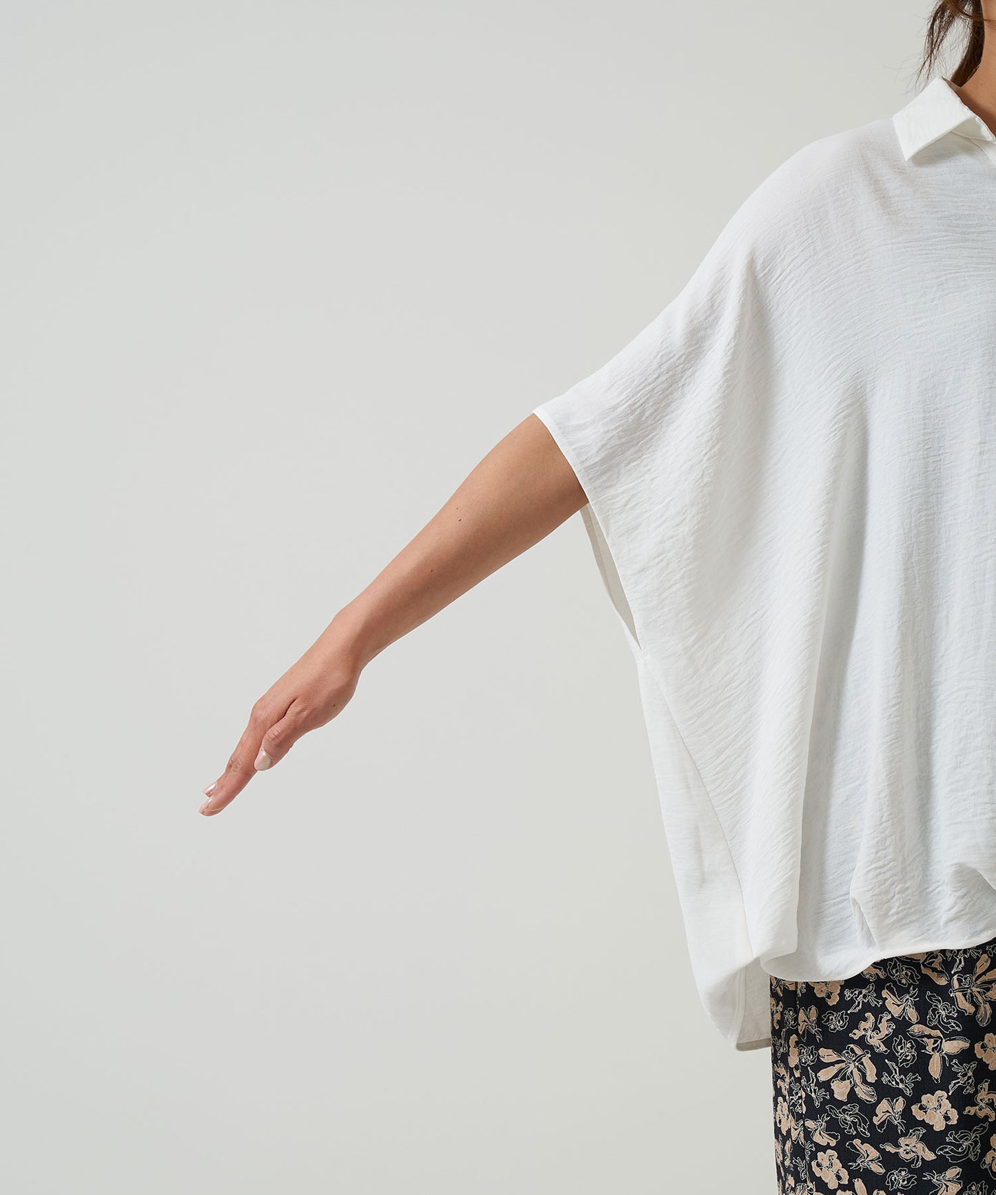 《Coming soon》Textured satin hem tuck front-open tunic