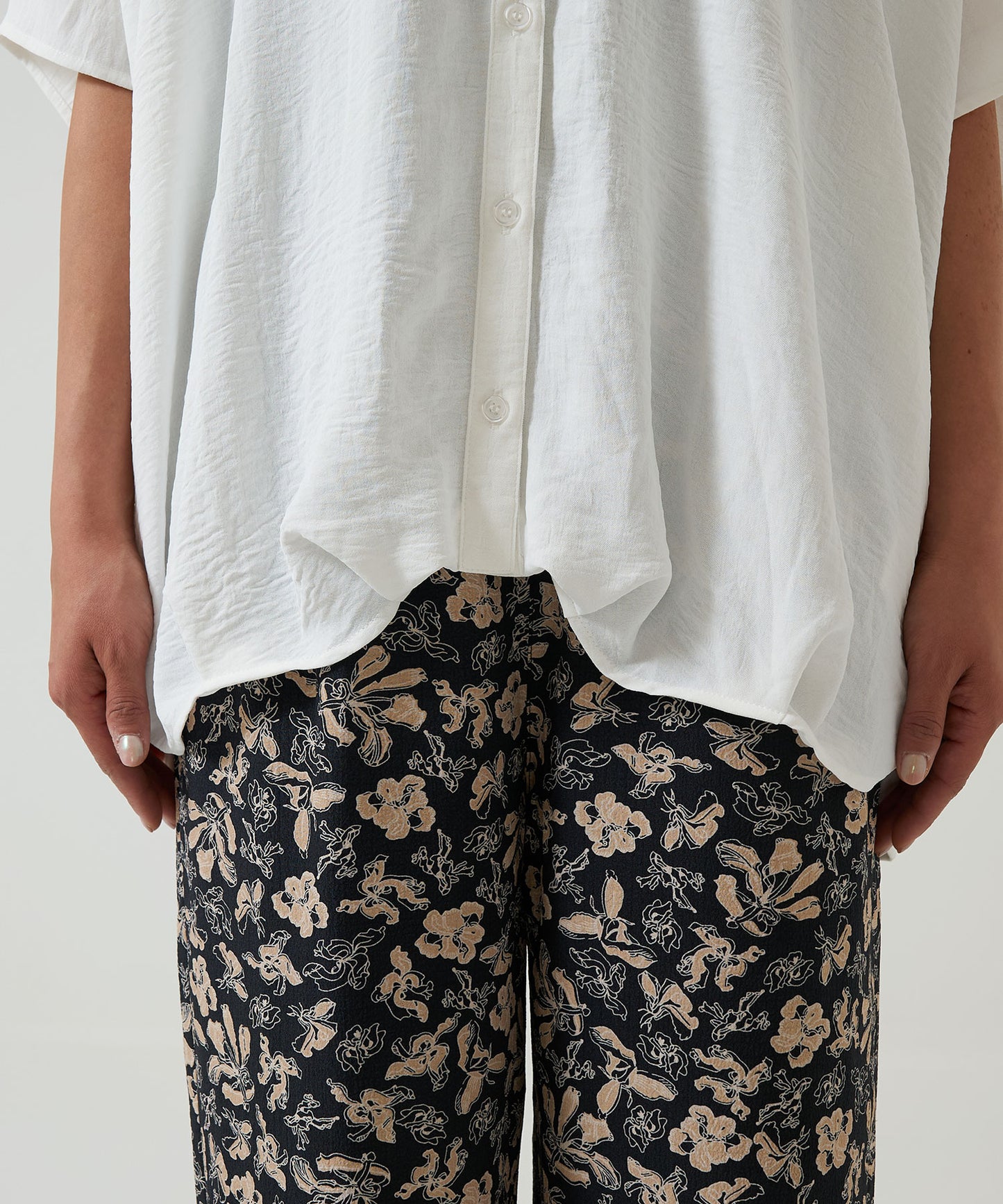 《Coming soon》Textured satin hem tuck front-open tunic