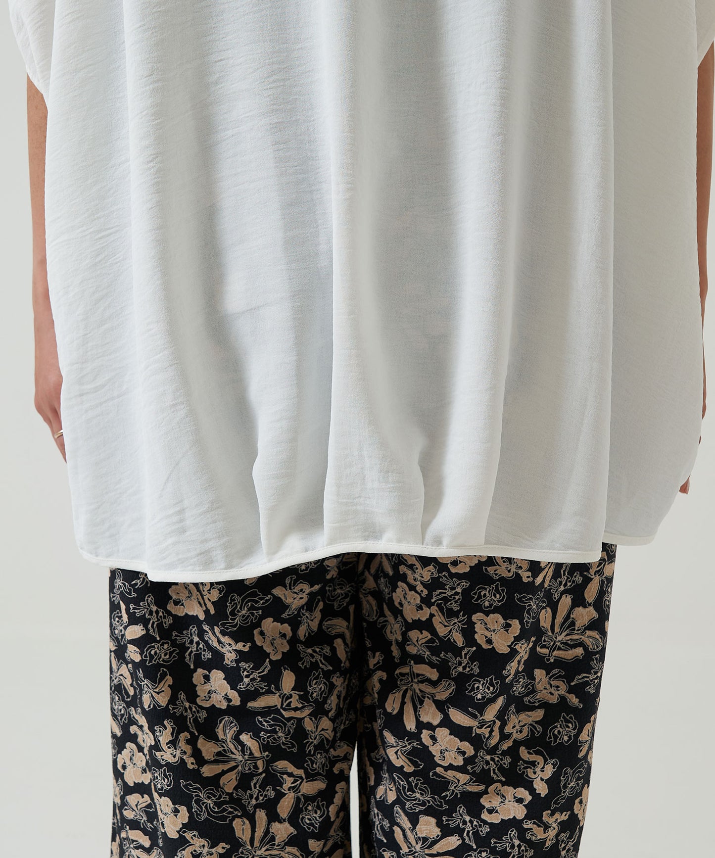 《Coming soon》Textured satin hem tuck front-open tunic