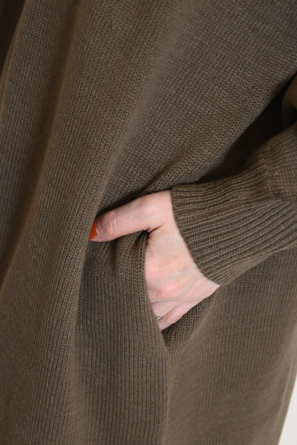 Vネックニットワンピース