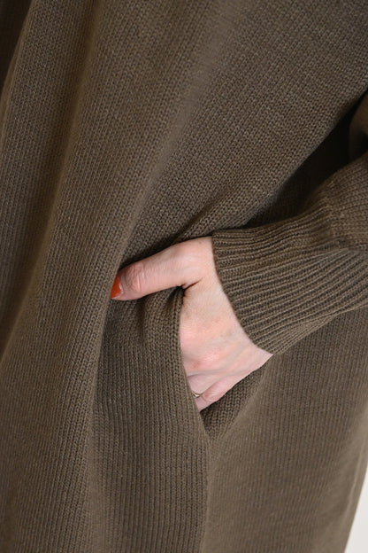 Vネックニットワンピース