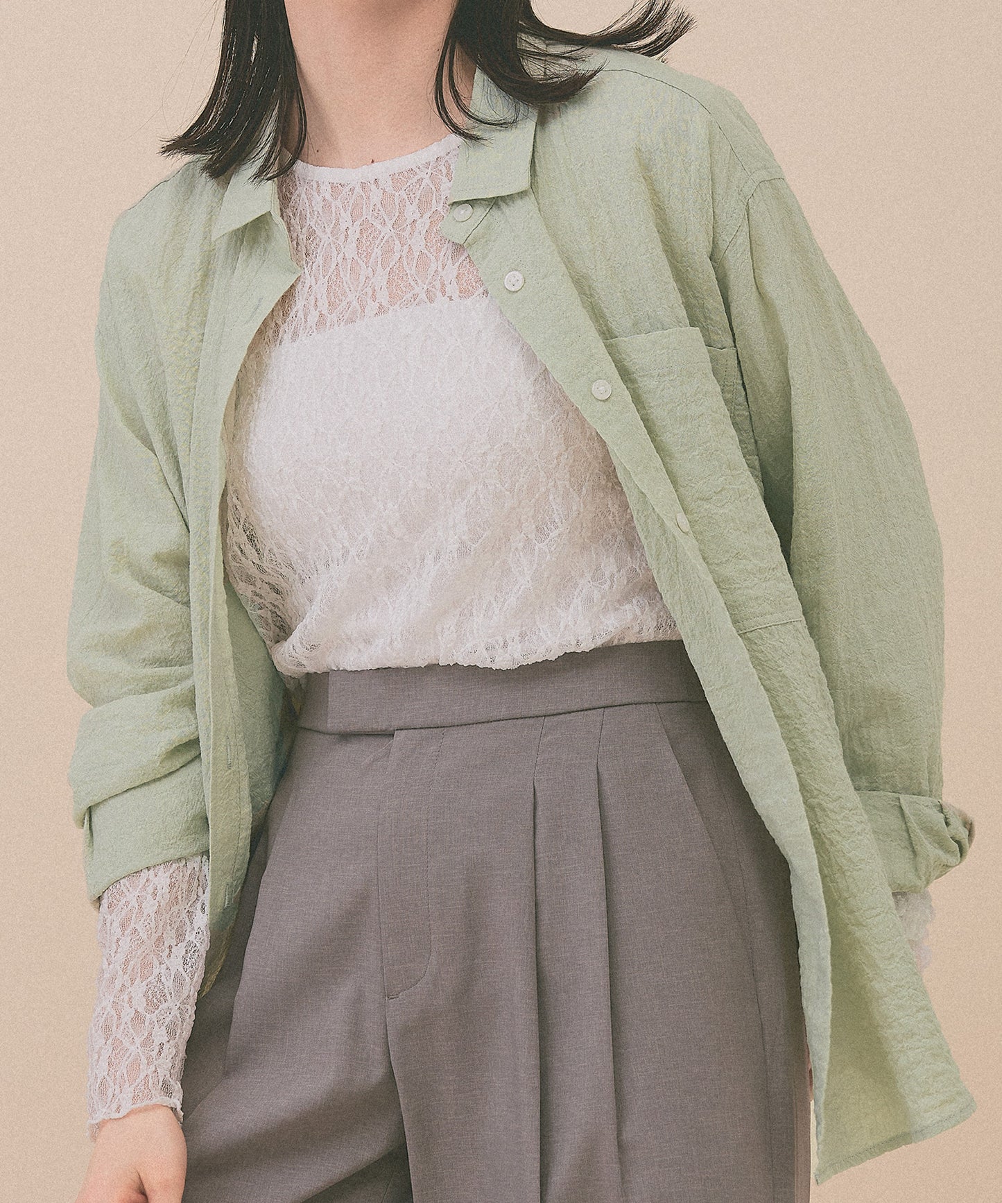 ふんわり素材のポケ付き長袖シャツ