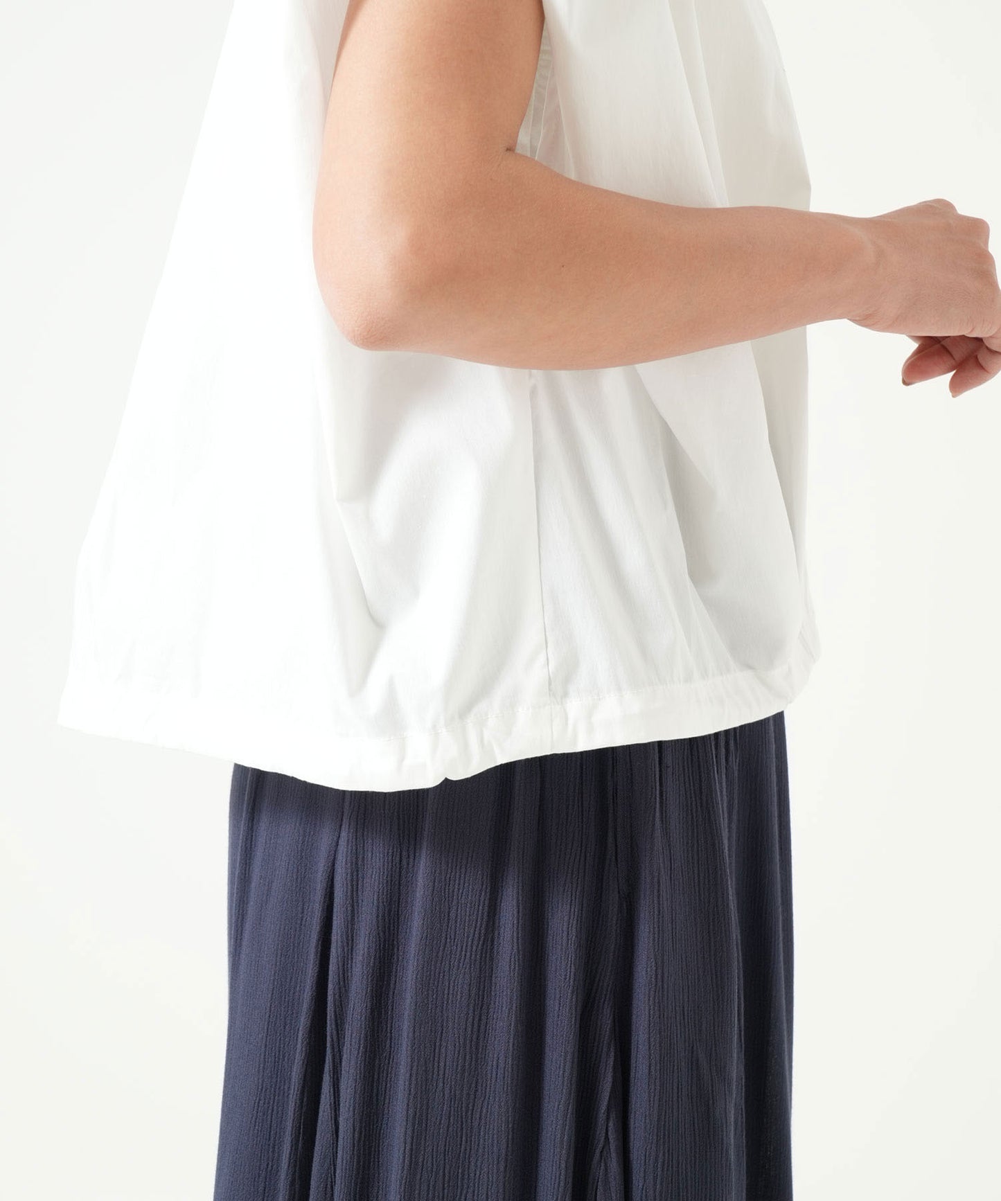 《近日入荷予定》バンドカラー裾ドロスト立体ブラウス