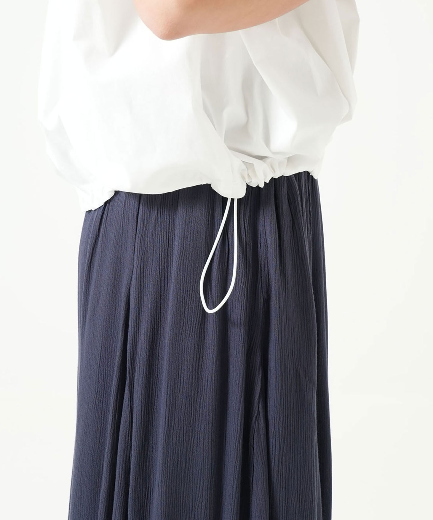 《近日入荷予定》バンドカラー裾ドロスト立体ブラウス