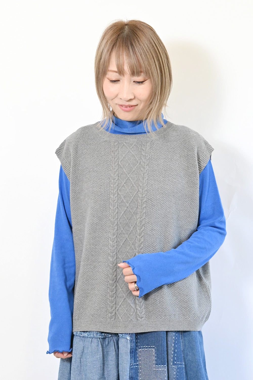 新品未使用　TWINSET ACTITUDE ケーブルニット パデッドベスト スリットデザインケーブル柄ニットベスト - ベルーナ【公式】