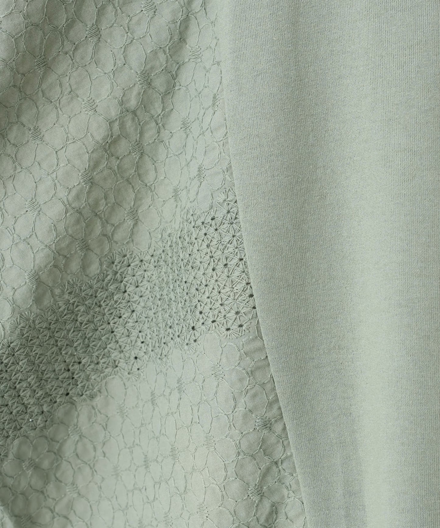 カーキ