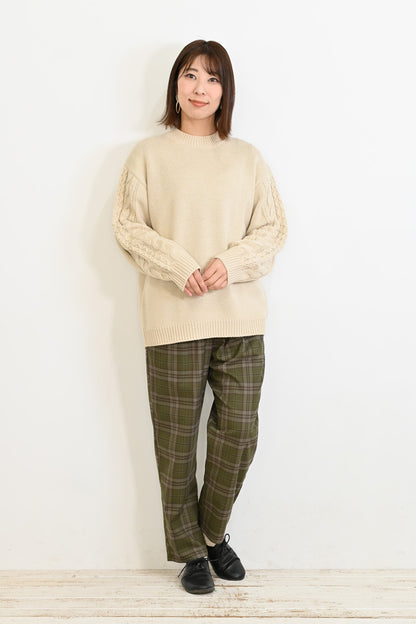 ほっこりカラーの袖ケーブルニット