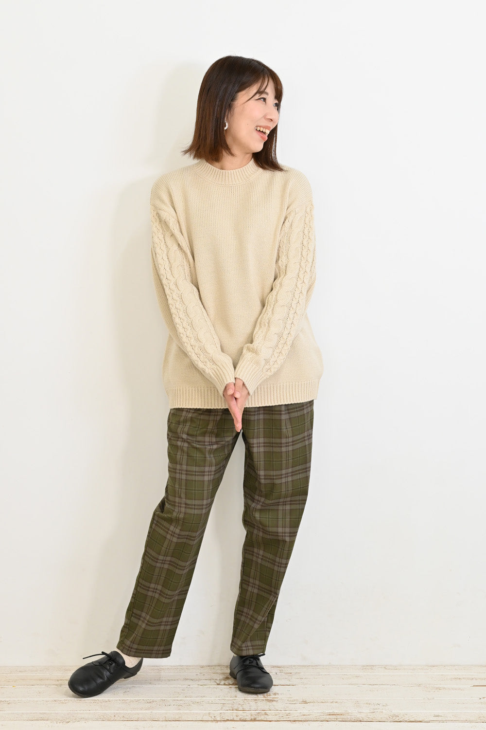 ほっこりカラーの袖ケーブルニット